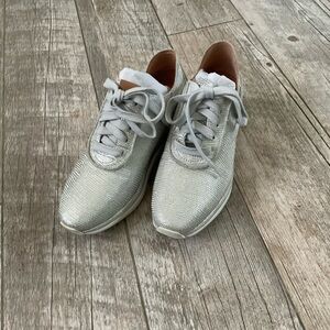 KENNETH COLE Gentle Souls Raina Silver Sneaker